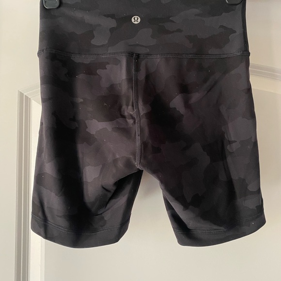 Lululemon Size 6 Wunder Train High Rise Short Heritage 365 Camo Deep Coal - Picture 2 of 3